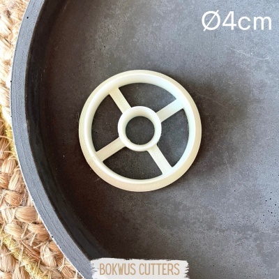 Disco branco de plástico com cinco raios num prato preto circular com texto Ø4cm