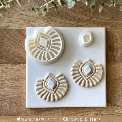 Cortadores e peças moldadas com padrão de folha em base branca