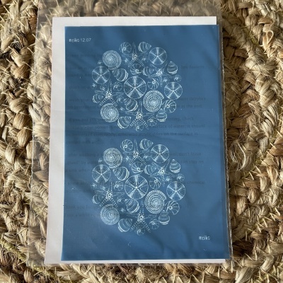 Papel azul com desenhos em círculos brancos sobre fundo tecido trançado natural