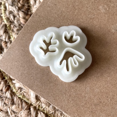 Molde de silicone branco com cavidades em forma de mãos