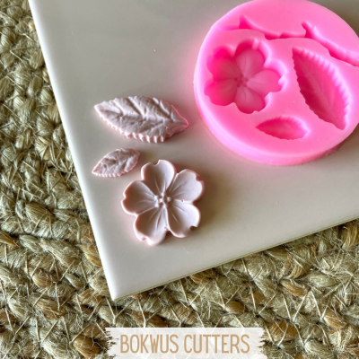 Forma de silicone para moldar flores e folhas com moldes retirados.