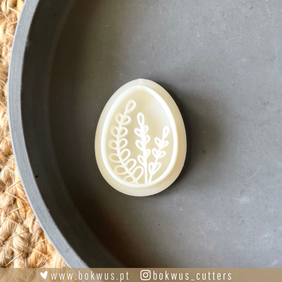 Cortador de biscoitos em forma de ovo com padrão de raminhos em plástico branco