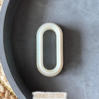 Cortador oval branco em frigideira de ferro