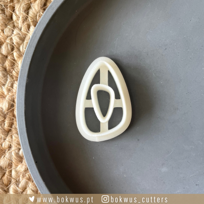 Cortante de plástico branco em prato cinza sobre base de juta