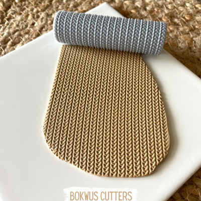 Esteira de silicone bege texturizada com rolo cinza sobre superfície branca