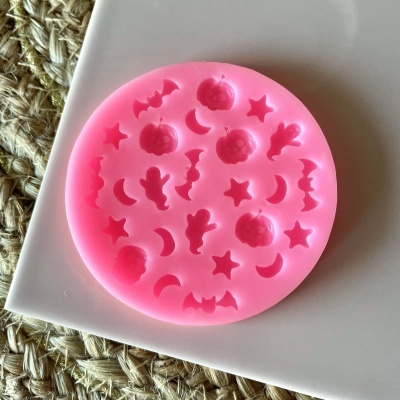 Molde de silicone rosa com formas de Halloween em relevo