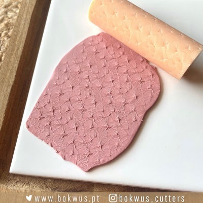 Rolo de textura em silicone e pasta de açúcar rosa com padrão de botões