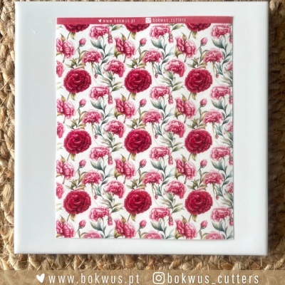 Pano branco com padrão floral vermelho e rosa sobre suporte branco