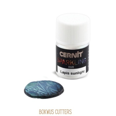 Frasco de Cernit Sparkling Duo Lapis sunlight com amostra azul escura texturizada