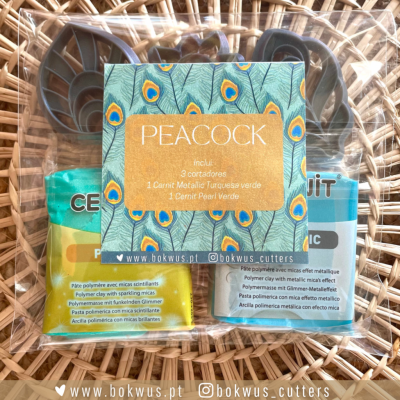 Conjunto de cortadores e massas poliméricas em embalamento plástico com etiqueta de pavão