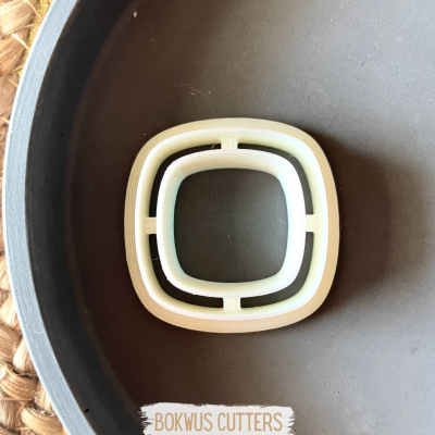 Dois cortadores quadrados brancos em tigela cinza