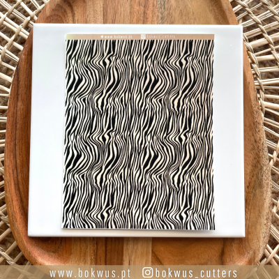 Faca decorativa com padrão zebrado sobre suporte branco e base de madeira