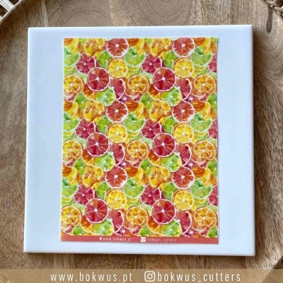 Azulejo com padrão colorido de frutas cítricas sobre bandeja de madeira