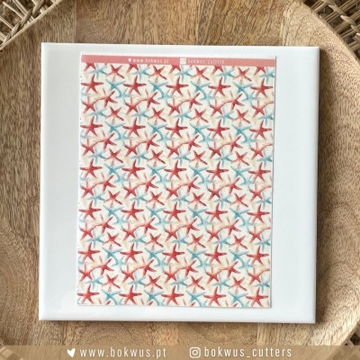 Azulejo branco com estrelas-do-mar coloridas sobre madeira clara