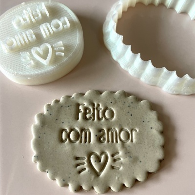 Carimbo para massa e massa cortada com texto 