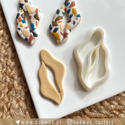 Três cortadores de massa coloridos e texturizados em forma de lábios