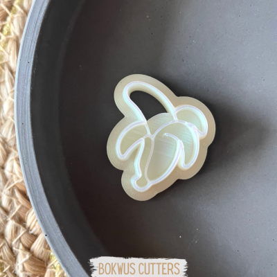 Cortador de bolachas em forma de banana dentro de prato preto