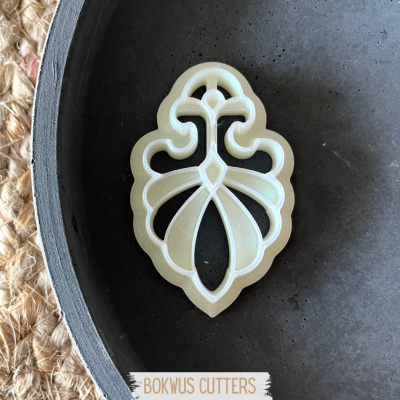 Cortador de bolachas branco decorativo sobre superfície preta