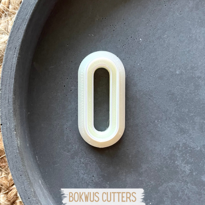 Cortador oval branco sobre base preta redonda com texto BOKWUS CUTTERS