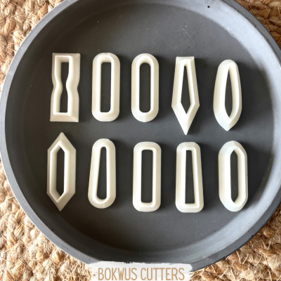 Conjunto de cortadores de biscoitos brancos em bandeja cinzenta