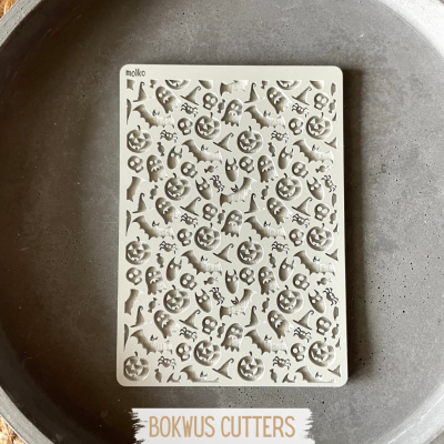 Molde de silicone branco com padrão Halloween em placa cinzenta