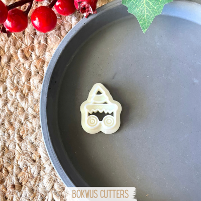 Mini cortador de bolachas em formato de carrinho de bebé creme num prato cinzento