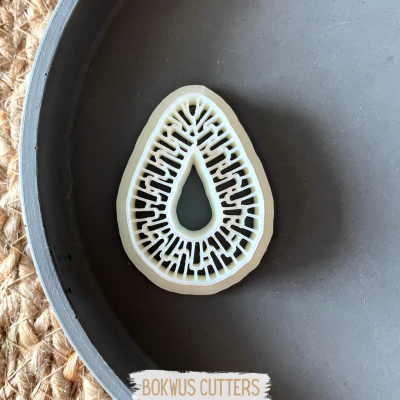 Cortador de massa em forma de pêra em prato cinzento