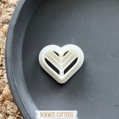 Cortante em forma de coração branco com padrão de folhas