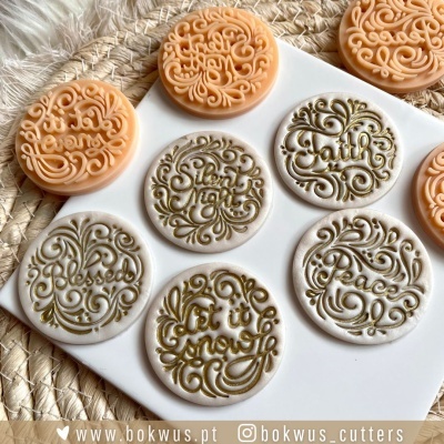 Moldes de silicone decorativos com palavras em inglês e detalhes dourados