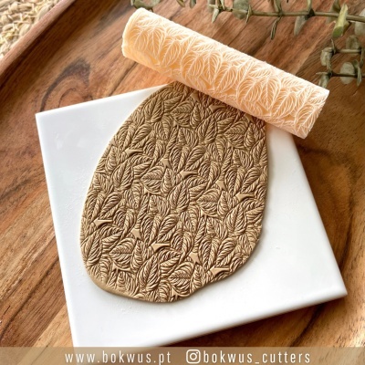 Rolo texturizador e massa de modelar com padrão de folhas