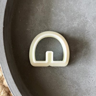 Cortador de biscoitos branco numa tigela cinzenta