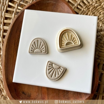 Cortadores de massa cerâmicos com padrão de semi-círculo em placa branca