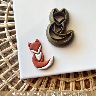 Cortador de massa em forma de raposa com peça modelada castanha e branca