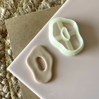 cortador de massa e massa moldada em superfície rosa