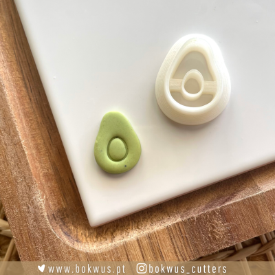 Cortador de biscoitos em formato de abacate com massa verde moldada