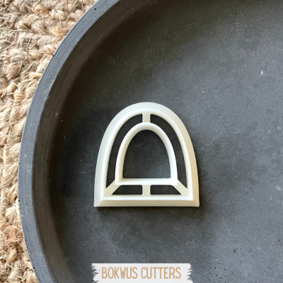 Cortador branco em prato cinzento sobre base de tecido natural