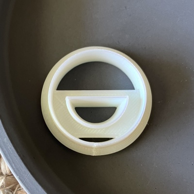 Objeto circular branco em superfície cinza