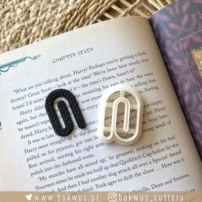 Dois marcadores de página preto e branco sobre página aberta de livro