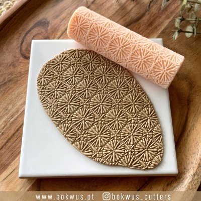 Rolo de textura e placa de modelagem com padrão geométrico