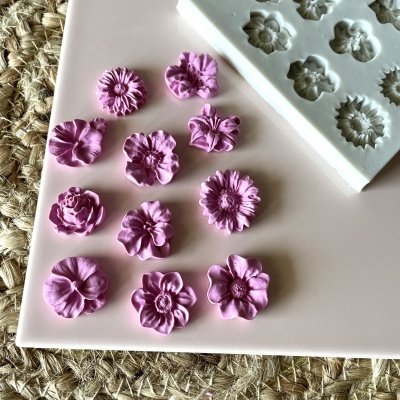 Flores decorativas roxas com molde branco em superfície de fibra natural