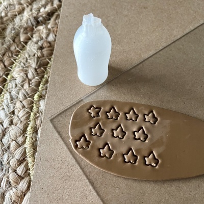 Frasco plástico translúcido branco e base transparente com argila marrom estampada