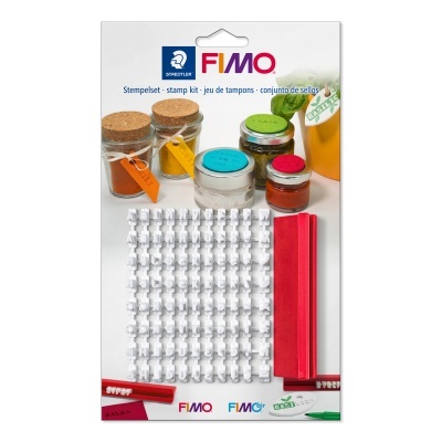 Kit de carimbos FIMO Staedtler com base vermelha e peças brancas em embalagem com imagem de frascos e etiquetas