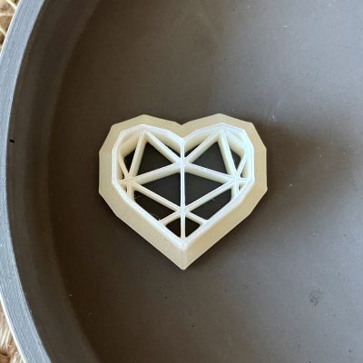 Coração branco geométrico em superfície metálica cinza