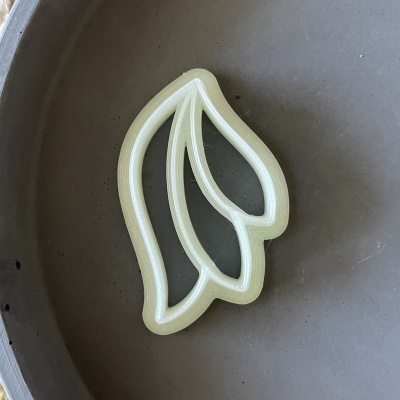 Forma de corte para massa em plástico translúcido amarelo claro em forma de três folhas