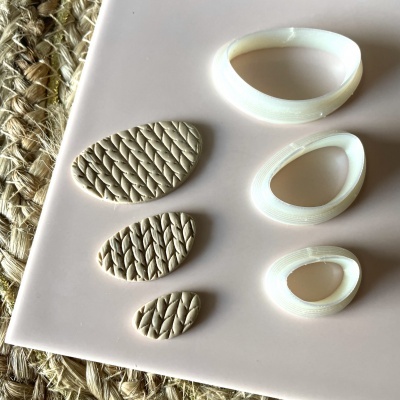 Moldes para sabonetes de silicone com padrões texturizados e lisos em fundo branco e tecido trançado