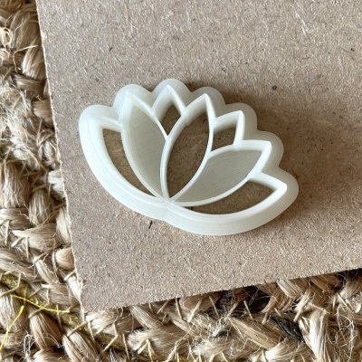 Cortador de bolachas em plástico com formato de flor de lótus