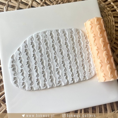 Rolo texturizado laranja com padrão de cavalos-marinhos e pasta de modelar em relevo