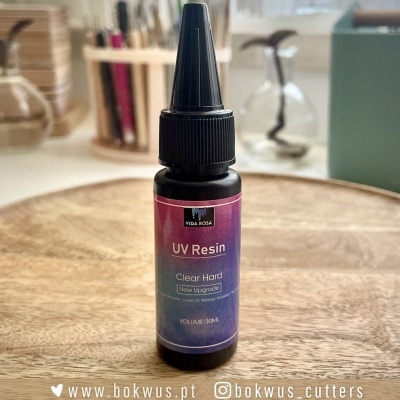 Frasco de tinta UV Resin Clear Hard da VIDA ROSA sobre superfície de madeira.
