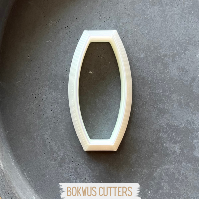 Cortador de massa oval branco em superfície cinzenta com texto BOKWUS CUTTERS