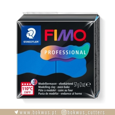 Embalagem preta de massa de modelar FIMO Professional da Staedtler com texto e logotipos coloridos